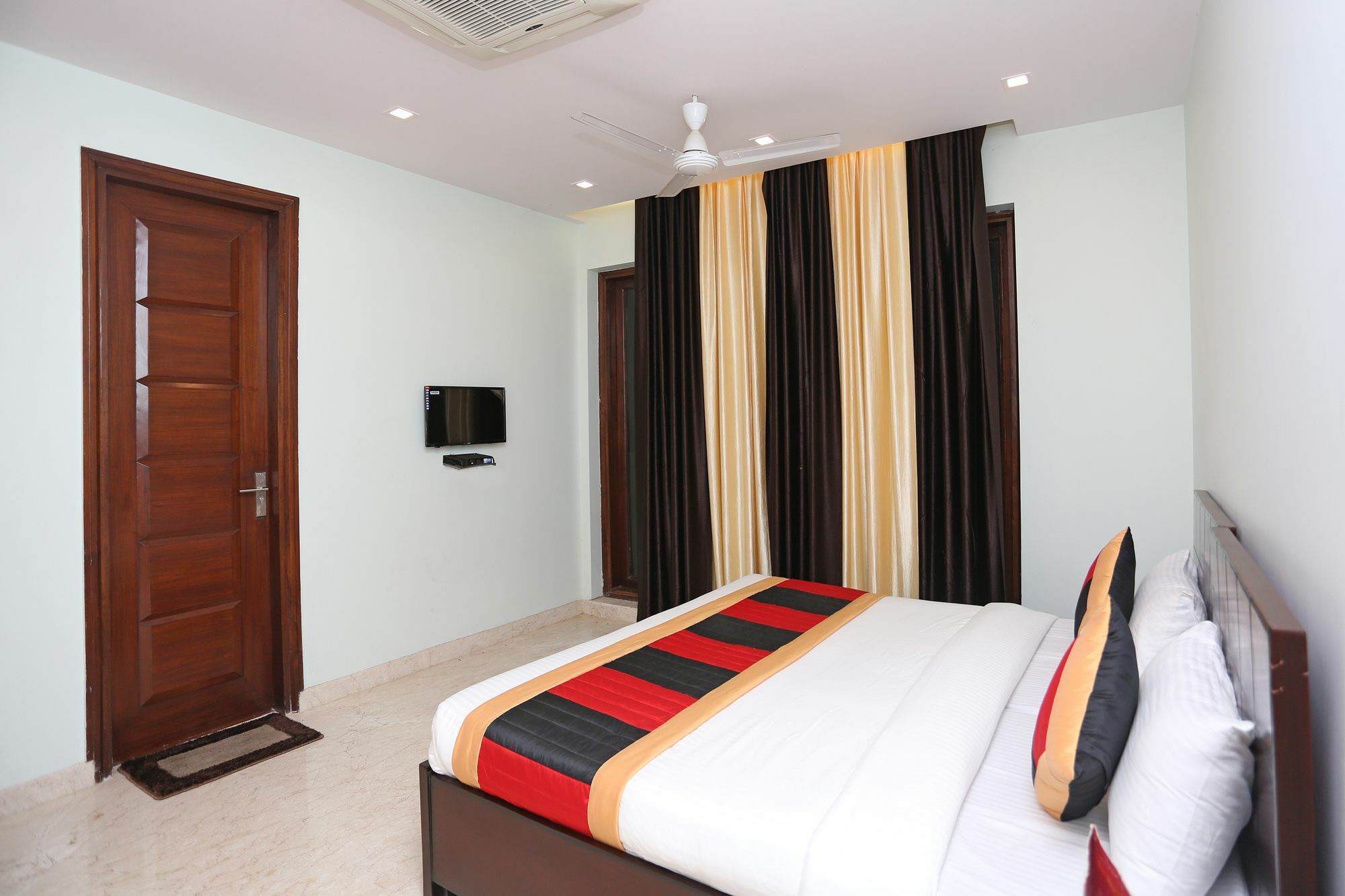 Oyo 9664 Sector 48 Hotel Gurgaon Luaran gambar