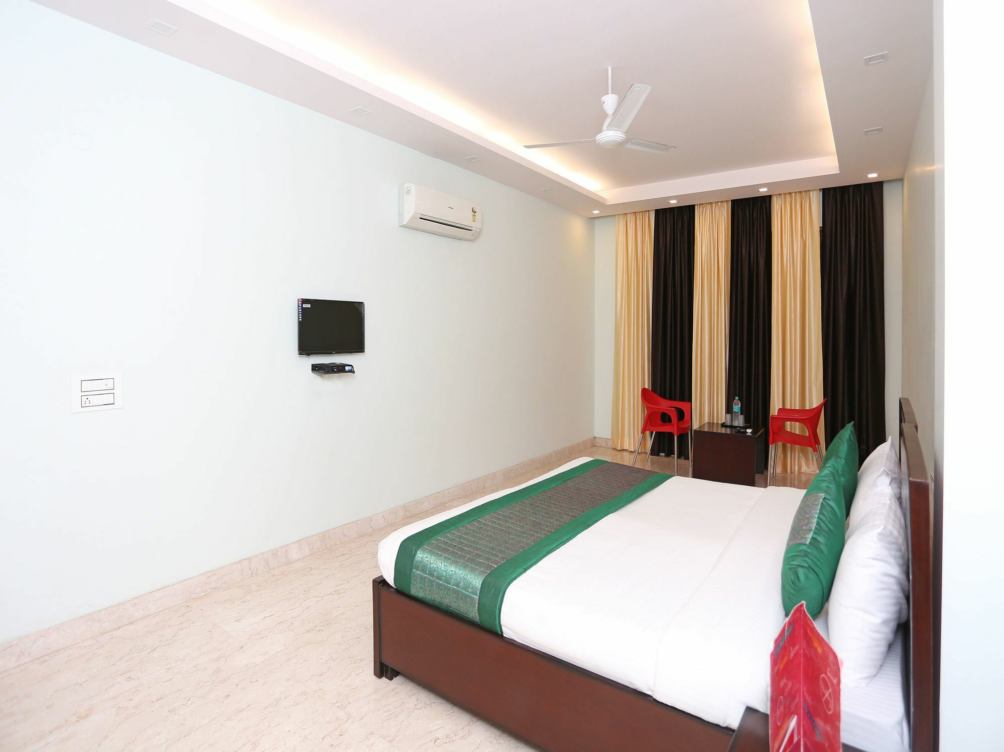 Oyo 9664 Sector 48 Hotel Gurgaon Luaran gambar